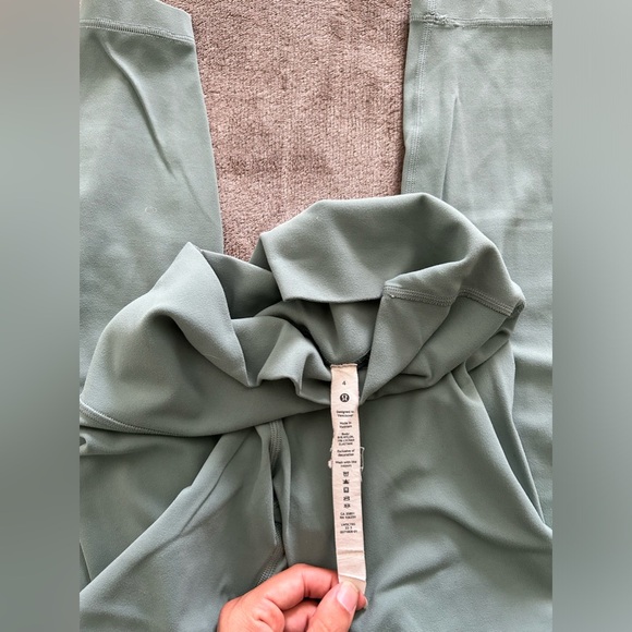 Lululemon cropped leggings size 4 - Picture 2 of 2